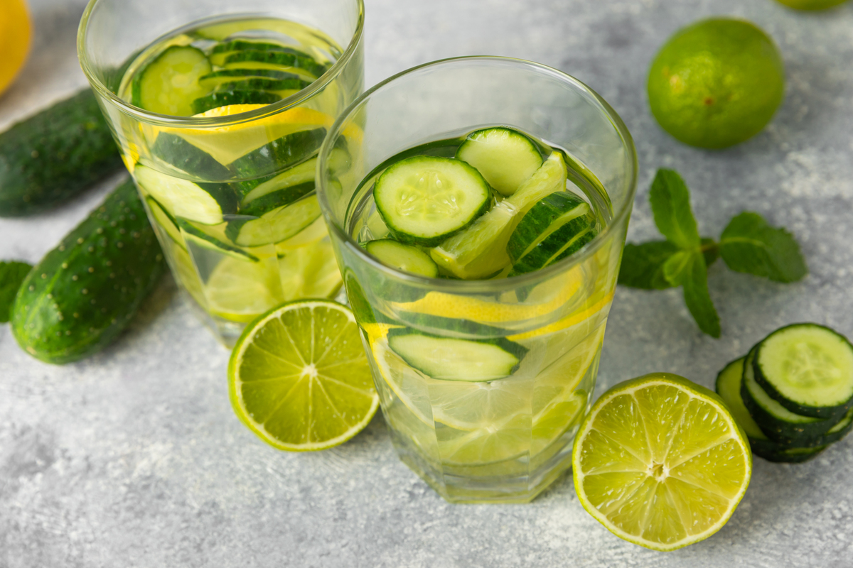 berrc973479's tweet photo. Craft a zesty iced lemon tea in 2 mins! Squeeze 2 lemons, add iced water, a dash of honey u0026 mint. Perfect summer pick-me-up! https://t.co/s1wZAsX5Bg