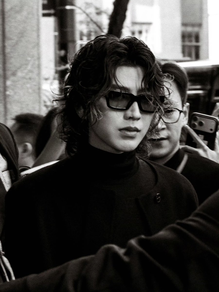 PullUp080247823's tweet photo. Cai Xukun doesn’t just wear COS — he translates COS into music-video energy.

KUN at New York Fashion Week
#KUN #COS #KUNxCOSAW26
@kun_officialx https://t.co/SXgtwjvDYH
