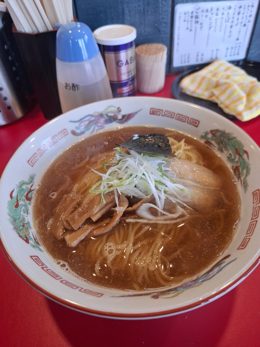 19950822happy's tweet photo. 繁華街から、へいタクシーで東勝山のデラちゃん らーめんに行ってきました🍜
こちら7月くらいにオープンした店ですね！

なるほど、あまりキツすぎない節と素朴な麺でノスタルジックな味わいのお店ですね
飲んだ後にピッタリですわ、御馳走様です！ https://t.co/ts72RVOBcY
