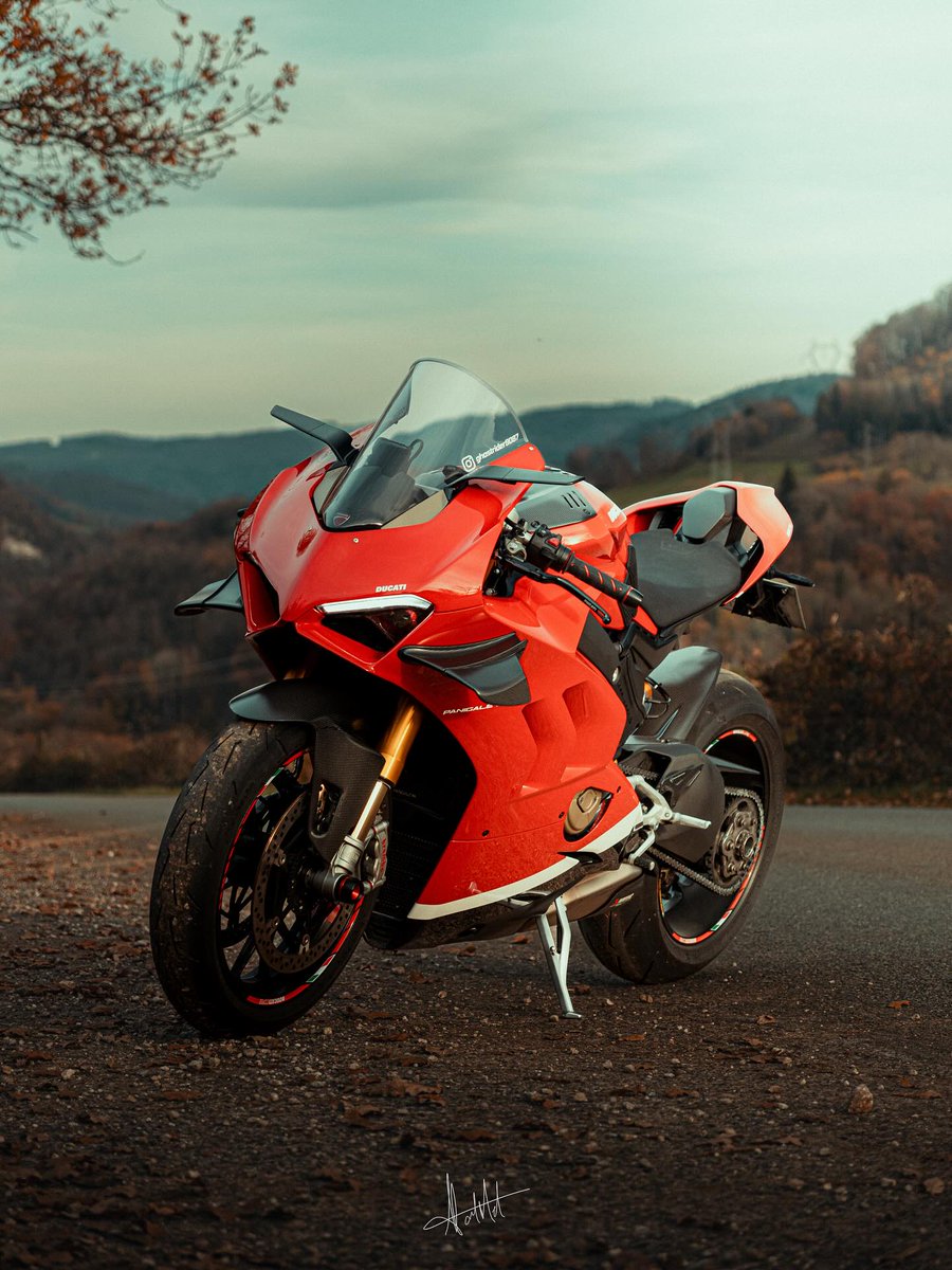 ReinaldoTi1ts's tweet photo. The stunning Ducati Panigale V4S by @ghostrider9087 https://t.co/kbYrz0oYK8
