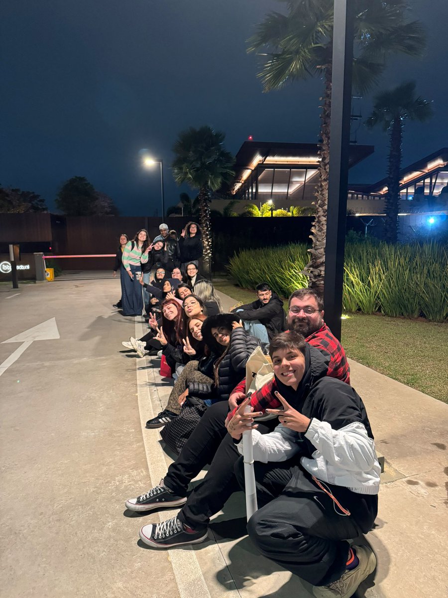 povddl's tweet photo. olhem a fila que fizemos!! não tivemos a demi mas de uma coisa vamos dormir tranquilos hj pq não colocamos a segurança nem o bem estar dela em risco. nosso momento ainda vai chegar amores!!! https://t.co/68B01KHxRn