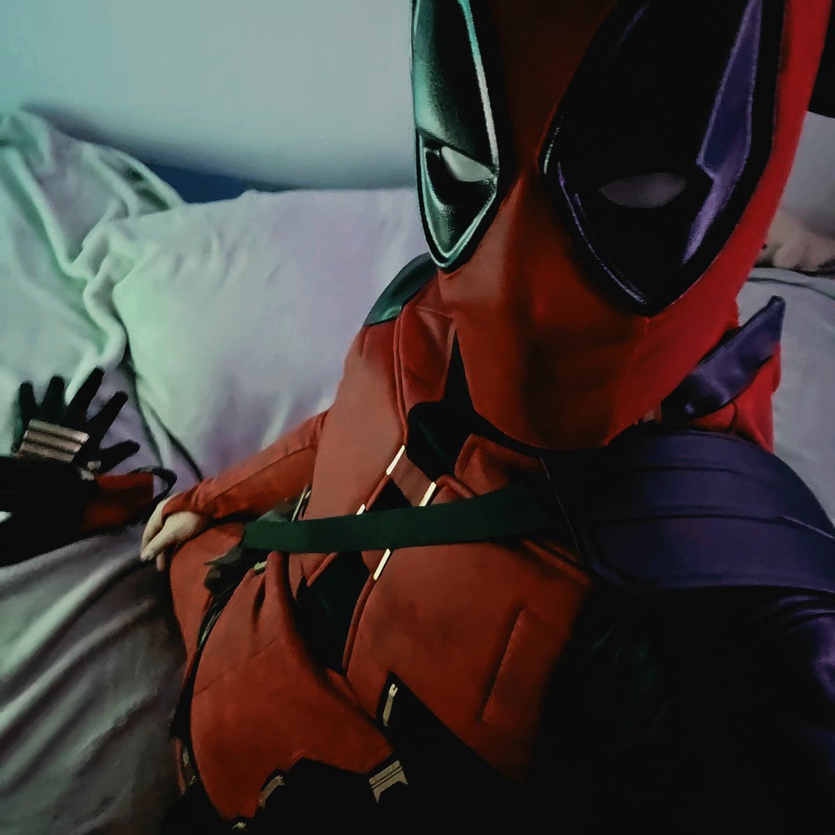 t4xmachine's tweet photo. Post workout glow, or just sweating profusely under three layers of synthetic fiber? 

#deadpool #deadpoolcosplay #cosplay https://t.co/oayfgepjUy