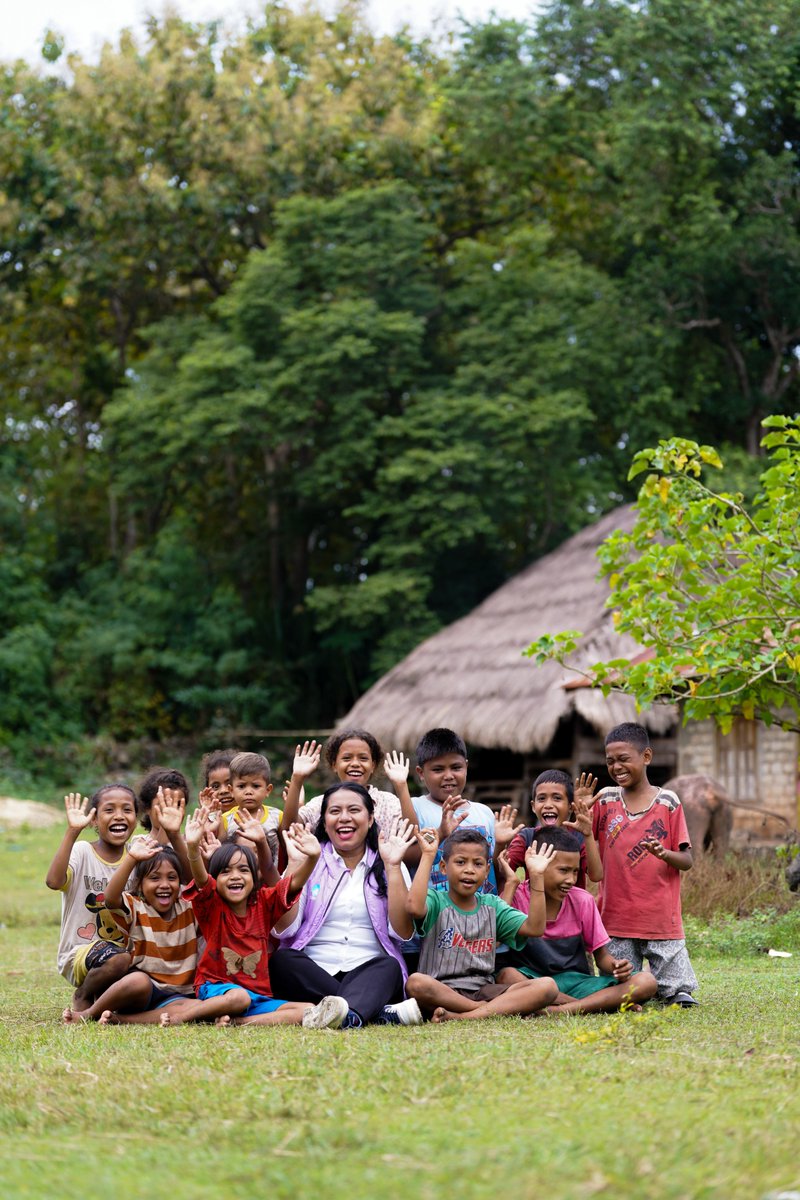 UNDPIndonesia's tweet photo. 🦷 A healthy smile starts w/ a strong health system.

#SMILE, supported by @UNDP &amp; @KemenkesRI, strengthens digital health supply chains to deliver essential dental supplies to Southwest Sumba, East Nusa Tenggara, advancing equitable access under the #FreeHealthCheckupProgramme. https://t.co/y7eNTyoENI