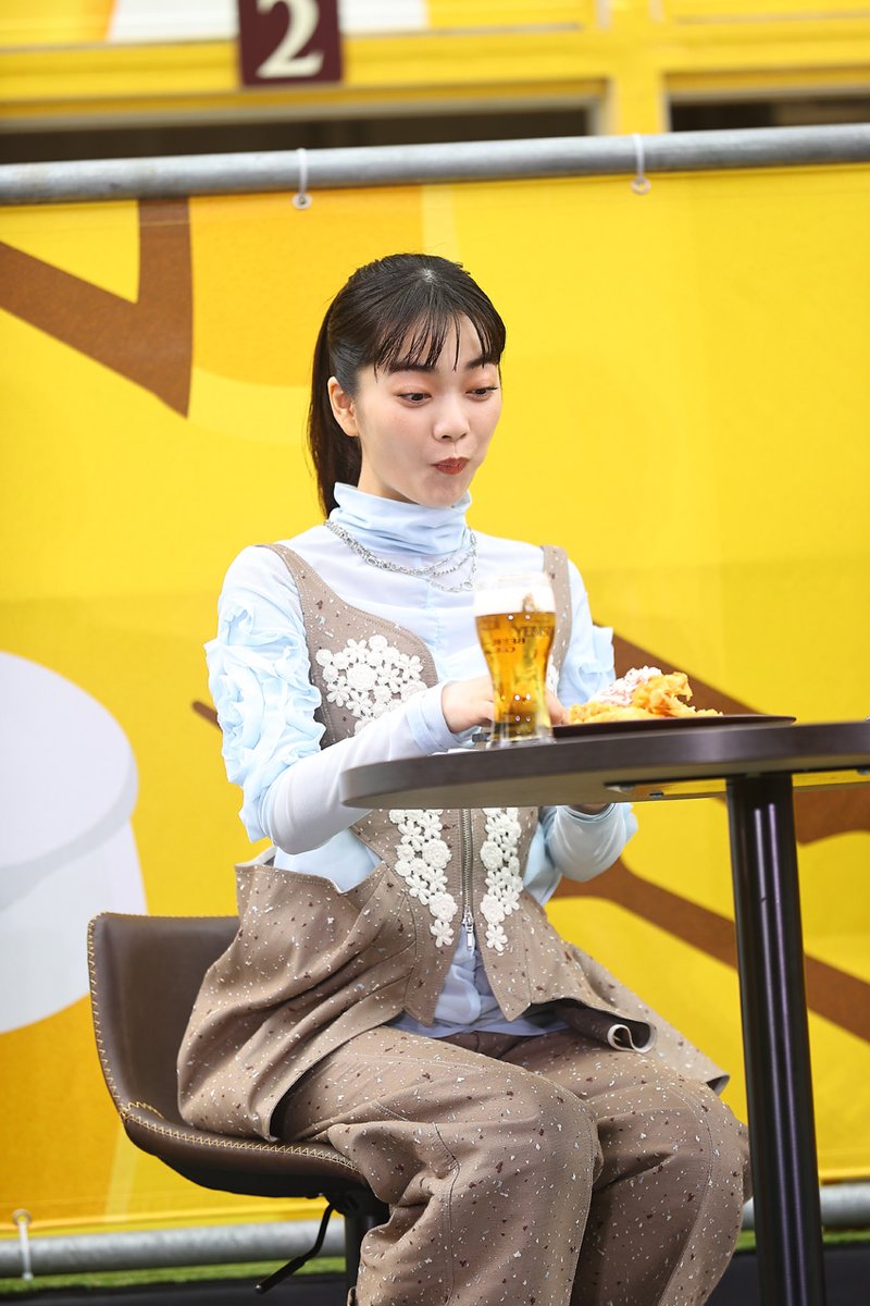 edgelinetokyo's tweet photo. 見上愛ポニテ姿でヱビスビール乾杯！唇に白い泡つけ『YEBISU ビアグルメグランプリ2026』料理に舌鼓 https://t.co/dWQhbTD0kM

唇にヱビスビールの白い泡をつけている見上の写真も掲載
#YEBISUビアグルメグランプリ2026 https://t.co/D0mgGd7OYy