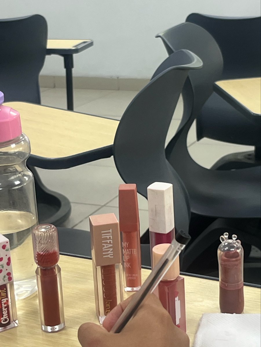 milkiiwave's tweet photo. uni student life 

este ciclo no tengo ni una perra tarea se viene lo peor.., https://t.co/VvJ2ef10Mu
