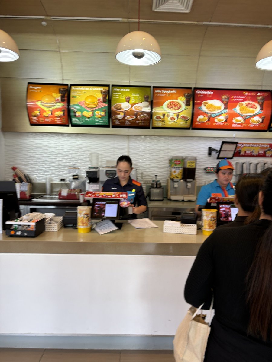 Mulgold_tekken's tweet photo. Helleo Jollibee https://t.co/Z6kDYpZDoy
