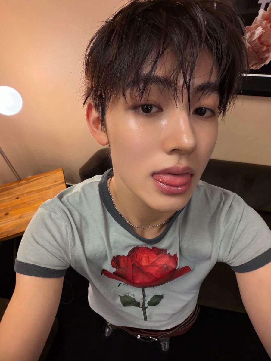 seonghyone's tweet photo. Camera sitting way above me, hair falling all over the place, and somehow the whole frame still came together. The oversized tee adds its own attitude, while that little look at the lens keeps it feeling personal. https://t.co/tP78bPkTBx