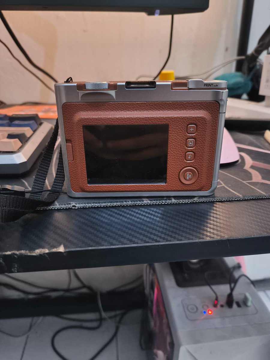 bekbonable's tweet photo. WTS // Preloved

Kamera Instax Mini Evo warna Cokelat.
- terawat
- fullset
- no minus

bonus instax paper 10pcs di dalamnya
bisa cetak polaroid dari hp, bisa langsung
harga pm https://t.co/5mLzzTiHV9