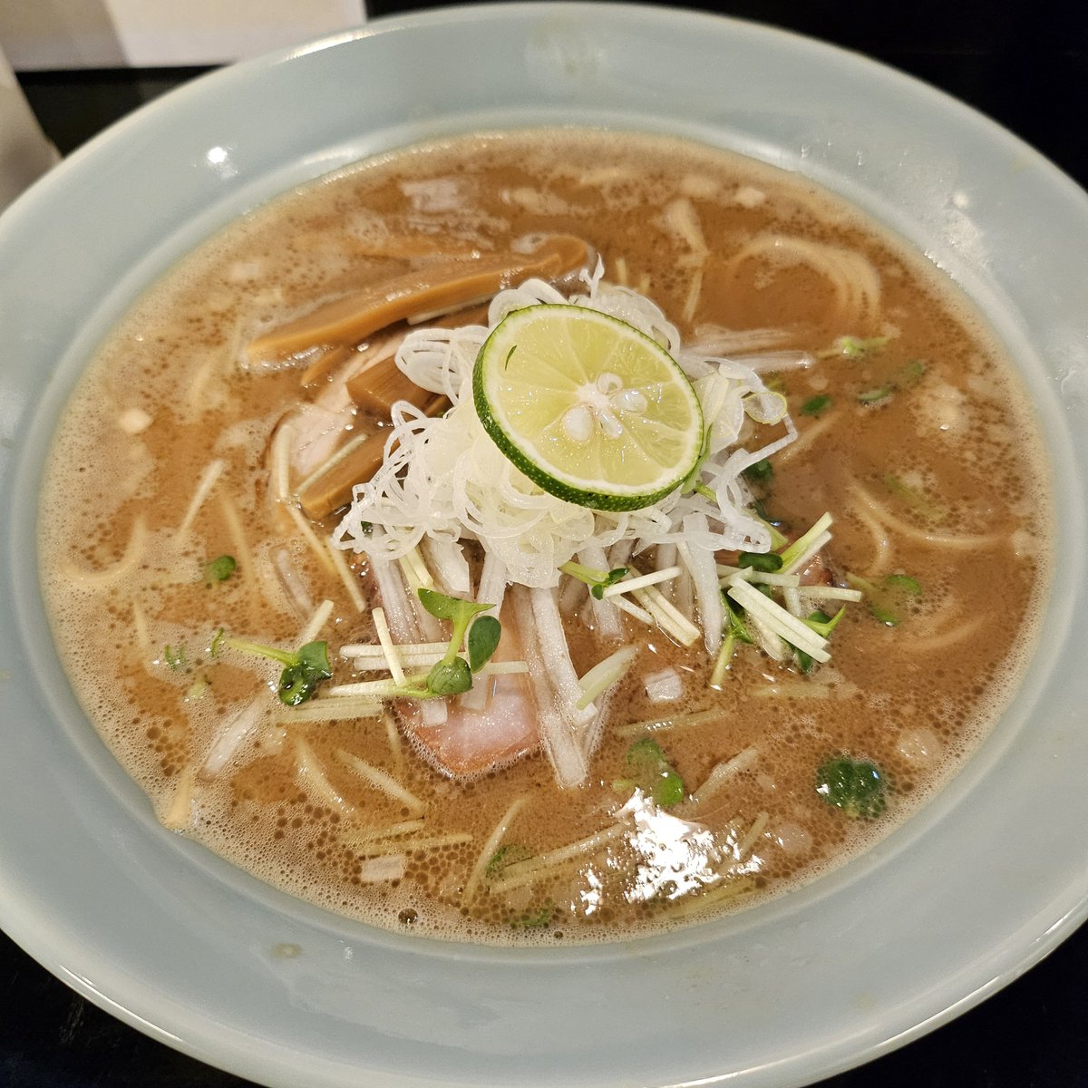 MARUMA072558888's tweet photo. 休日ランチ♪
今日は秋の味覚・秋刀魚を味わいに
[ らぁ麺 もち月 ]さんへ！
限定麺の秋刀魚らぁ麺　と
定番のわんたん塩らぁ麺　♪

秋刀魚を使った麺は色々なお店で味わえますが、このお店の特徴は秋刀魚の身の部分の美味しさを味わえることですね♪

#ランチ
#ラーメン
#〆クラ https://t.co/Kz5asbfeTZ