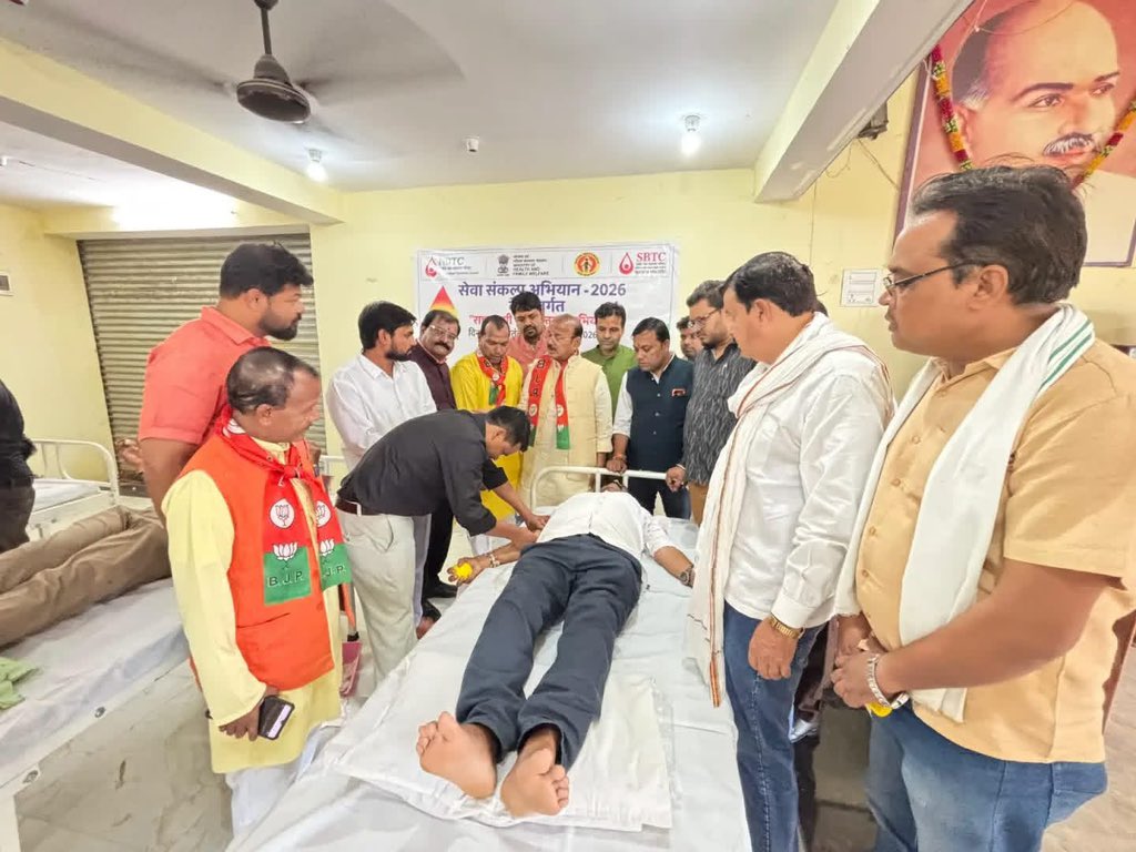 Jitendrbhat4bjp's tweet photo. माननीय प्रधानमंत्री श्री नरेंद्र मोदी जी के जन्मदिवस पर 'सेवा पखवाड़ा' के अंतर्गत भाजपा कार्यालय में आयोजित रक्तदान शिविर में मंत्री श्री दिलीप जायसवाल जी, विधायक श्री बिसाहूलाल सिंह जी एवं संभाग प्रभारी श्री गौरव सिरोठिया जी की उपस्थिति में रक्तदान महादान का संकल्प पूर्ण हुआ। https://t.co/1QdjZere68