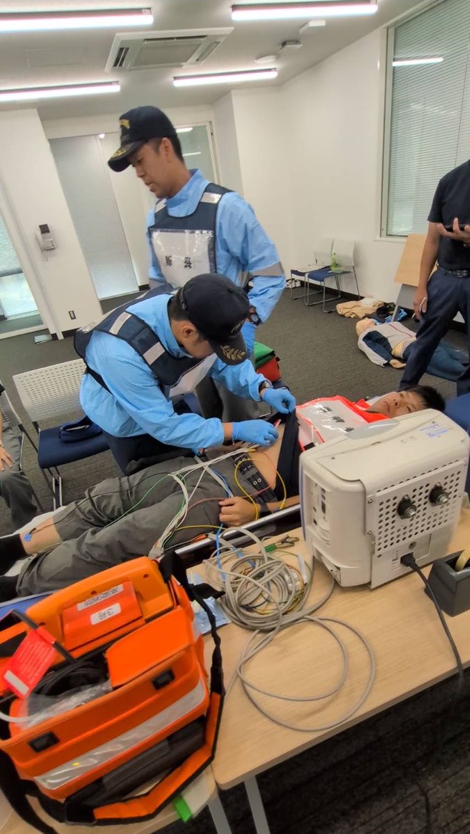 Knepwm0gBMZbpa5's tweet photo. 令和8年度救急シミュレーション訓練を行いました。救急救命士をメインとした訓練で119番入電から搬送までの一連の活動をよりリアルに行います。想定症例は様々で判断・処置能力のブラッシュアップが目的です。
適切な判断と的確なスキルで大切な命を救うために！　＃高梁�� ＃救急 ＃シミュレーション https://t.co/SOvPnF1uTq