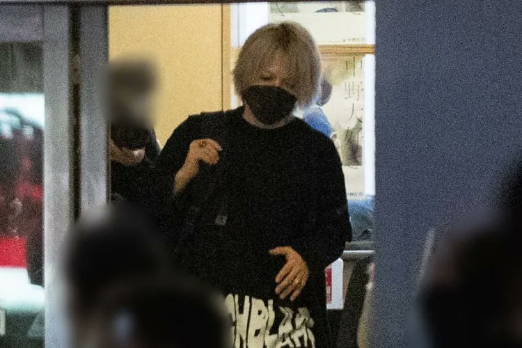 Xlll_666_ll's tweet photo. ✟ 𝐇𝐘𝐃𝐄 ✟

𝟔:𝟔𝟔

ROENTGEN Ⅱのツアー位の時にネットニュースで記事になったHYDEさん…

何で半目にもならずにこんなキマってんの？！😱✨️
カッコよすぎでしょ！！

#HYDE https://t.co/WfRuLYq3Fv