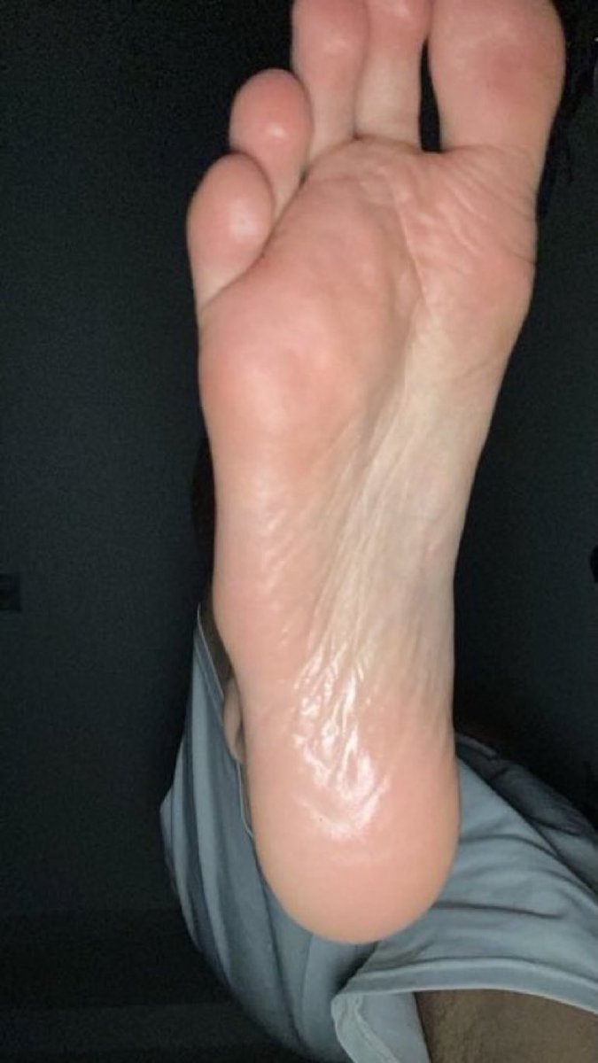 ahmedoneg2's tweet photo. جمعتكم تحت رجلي 🦶🏻🦶🏻💦 https://t.co/lWuygrBRaa