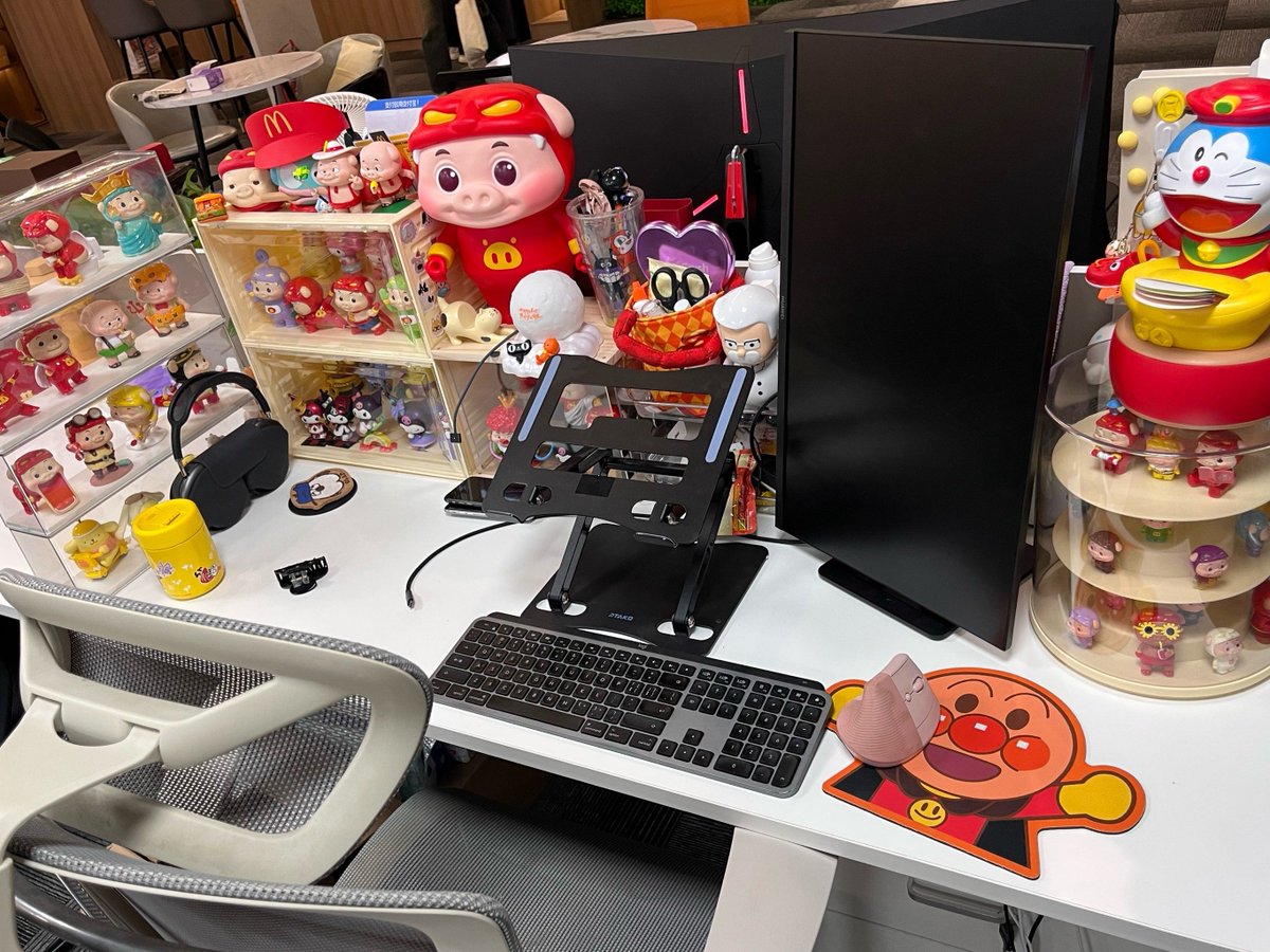 brign959283's tweet photo. Mid-afternoon slump = perfect time to stare at the office plant and ignore the unread emails. https://t.co/40wUOAVwNh