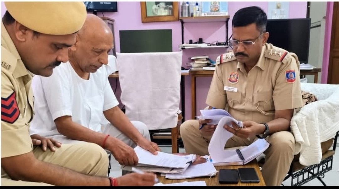 RashidAli246's tweet photo. *SHO सुहेब फ़ारुकी का घर पहुंचकर संवाद* *पुलिस सिर्फ़ थाने में नहीं, जनता के बीच भी’*
*DCP के मार्गदर्शन मे Community Policing की मानवीय पहल*

*(राशिद चौधरी)*
*सियासत का राज़ न्यूज़*
जनता की सुरक्षा केवल अपराध रोकने तक सीमित नहीं, बल्कि समाज के बुजुर्गों का हालचाल जानना https://t.co/MZFZsEaK47