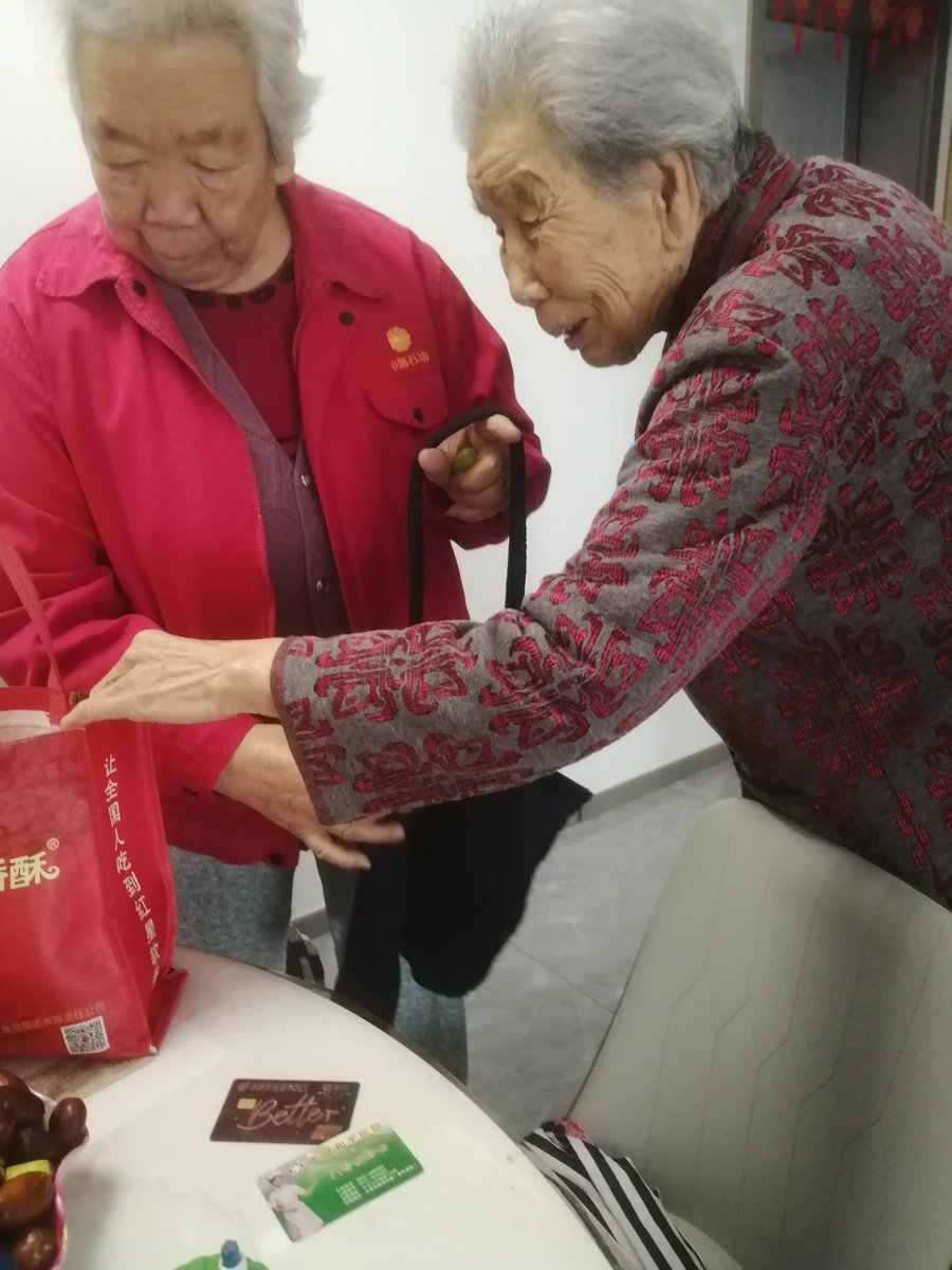 jocem521007's tweet photo. Helped my elderly neighbor carry their grocery bags today—they baked fresh cookies for me in return! Small acts of kindness make the neighborhood feel like family. https://t.co/UnBxAjXom9