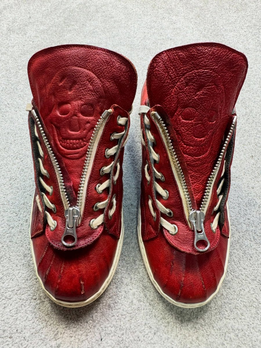 yazzxv's tweet photo. alexander mcqueen aw11 low top red leather shoe with skull tong https://t.co/jcMe8YqxZ9
