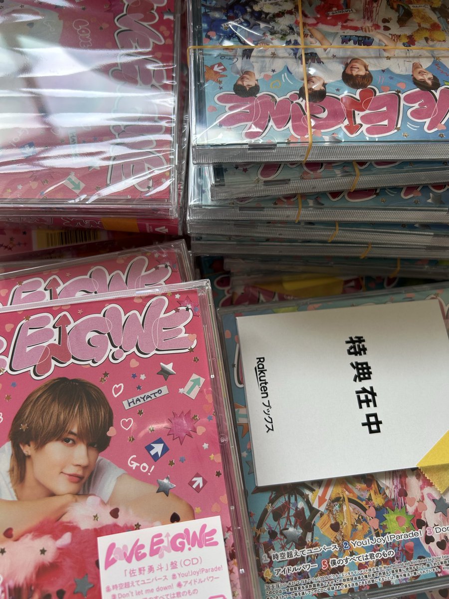 milk__micha's tweet photo. 追加で届いた分、佐野さんソロトレカあるのはわかってたんだけど、通常盤にもトレカ着いてんの忘れてていま開封に死ぬほど追われてる🥹🥹 https://t.co/WvW5qA3aJk