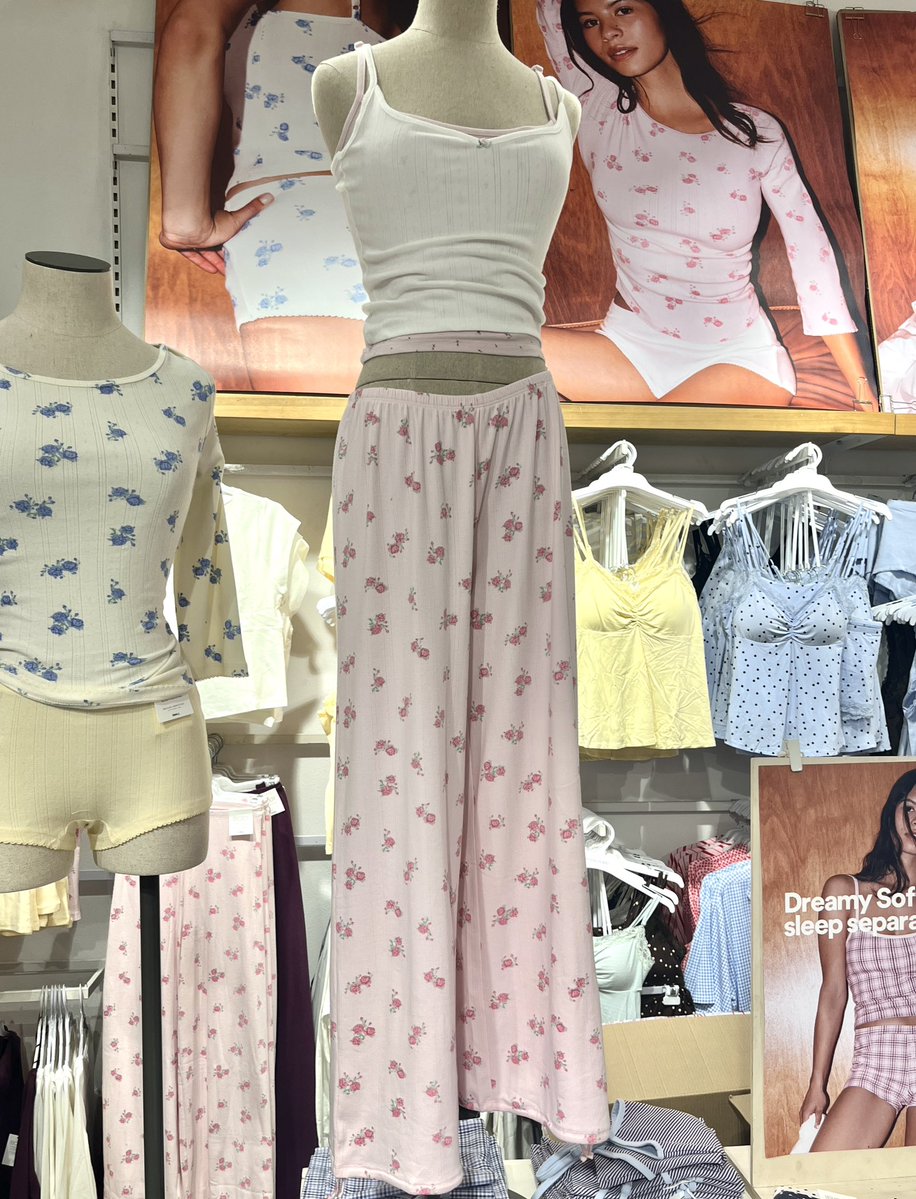 jaykaybobaeyes's tweet photo. seeing cute clothing sets when you're not skinny enough is actual torture https://t.co/sB6lsv6SIC