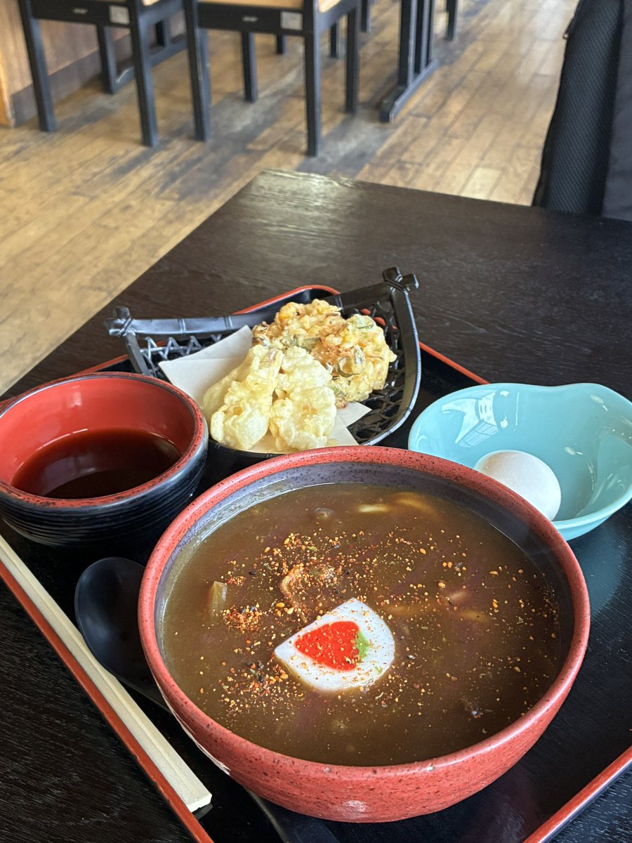 akabane2k's tweet photo. いちごカレーうどん！　いちご要素がかまぼこだけかと疑ったけどちょっと甘酸っぱいカレーで多分いちご要素が何かしら溶け込んでるやつだった！　これはこれで美味しいな！ https://t.co/EJOcQeMNeb
