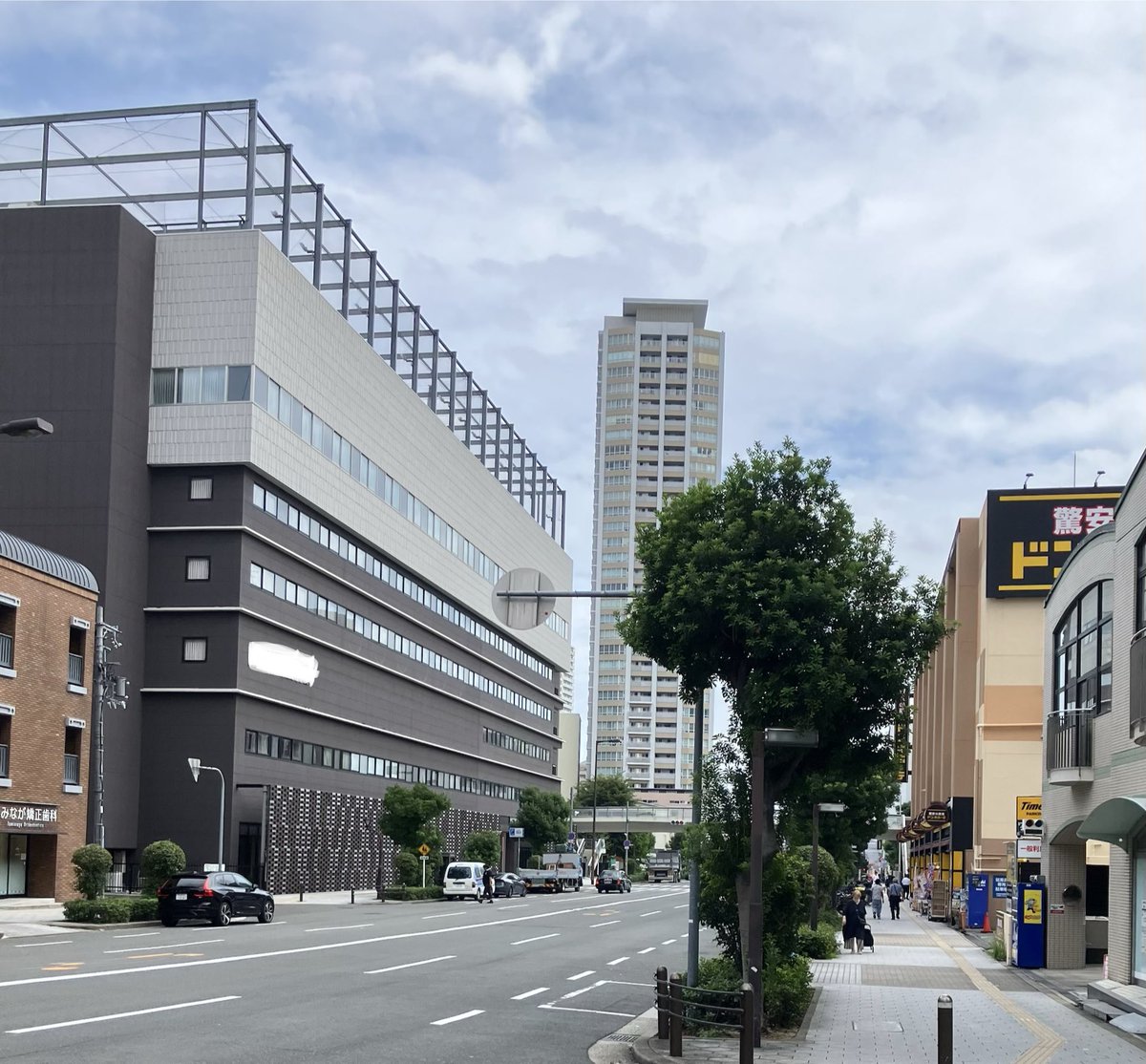 bluebirdGK's tweet photo. 卒業以来ぐらいで、高校の近くに仕事でいったら、特徴的な円形校舎がなくなって、新しい建物になってるし、隣に、入っただけで生活指導くらいそうなドンキあるし
変わったなぁ…( ´-`) https://t.co/NnTn1LG5oQ