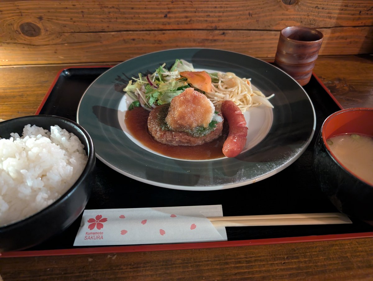 AfroGordon's tweet photo. 熊本市　熊本さくら　新土河原本店

ランチに。駐車場は広い。
店に入ると２階のカウンター席へ。
古民家でバーみたいな雰囲気。
和風おろしハンバーグ定食を注文。 https://t.co/caOcvXqfRe