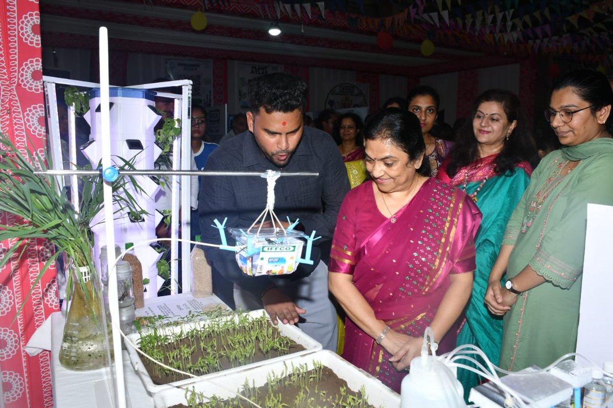 PatelDarsh9699's tweet photo. A brief and insightful visit of Smt. Mamta Patel @mamtakjpatel and Smt. Menka Madam @menka107094 at the NBRC Technical Stall, Shared insights of Nano Fertilisers Application and Response &amp; role in modern agricultural practices. 
Thank you, Madam, for your valuable time 🙏🌱 https://t.co/qfKu3OfnMR