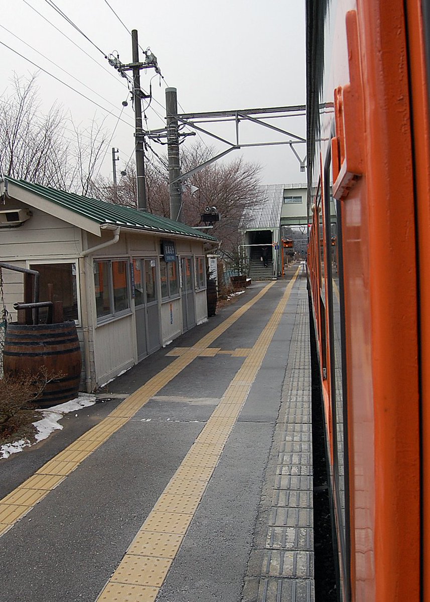 SaDo_KinZan3011's tweet photo. しなの鉄道の中軽井沢駅で撮った湘南色の169系😆

この動画も再掲だけど、DVからの直録りしたから以前の寄りは画質は良い筈。あんま変わらないかもしれないけどね。

昔の中軽井沢駅。
軽井沢行きは外側からの出発。

#169系 https://t.co/oh4u8Q1FWE