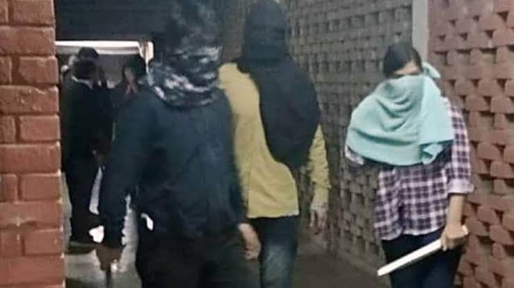 HansrajMeena's tweet photo. ये कोमल शर्मा है। ABVP की इस लड़की ने साल 2020 में JNU में घुसकर करीब 34 छात्रों को हथियारों से लहूलुहान किया था जिसमे कई लड़कियां भी थी। लेकिन दिल्ली पुलिस को आज तक कोमल शर्मा नहीं मिली। यह अमित शाह के अधीन वाली पुलिस का हाल है। आज DUSU के छात्रों को तय करना है कि कैंपस में उन्हें कैसी छात्र राजनीति चाहिए डर और हिंसा वाली या लोकतंत्र, संवाद और विचारों वाली?