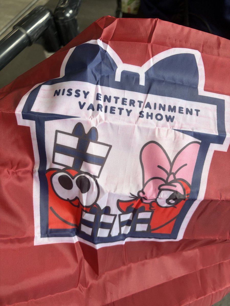 nippy1722's tweet photo. Nissyカプセルトイで
赤のエコバッグと白のエコバッグに
不良品が混ざっているみたいです！
主に絵柄部分に色移り

グッズ売り場近くのスタッフに伝えると
3枚目の写真のように新しい物に変えてくれます！

#nissyグッズ
#nissyvarietyshow https://t.co/PP4noMXkYc