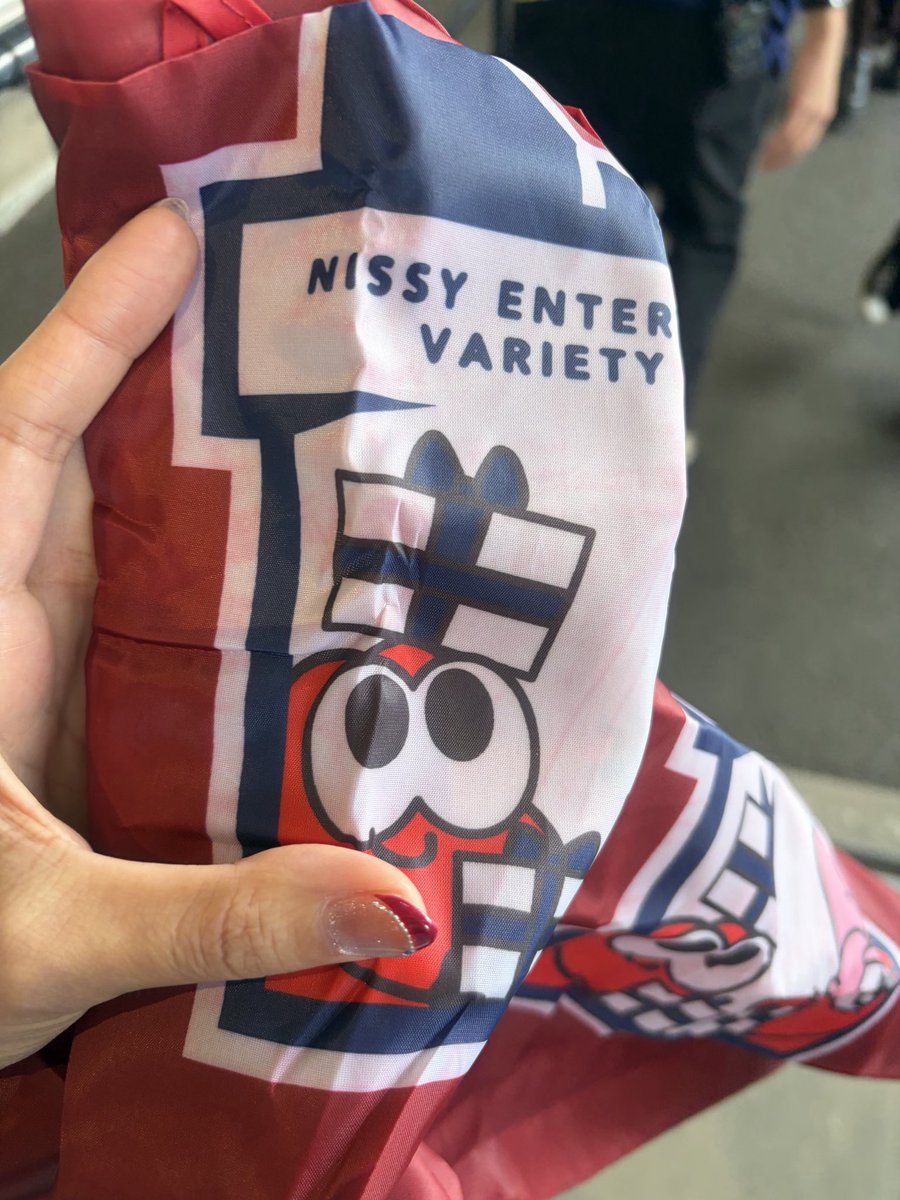 nippy1722's tweet photo. Nissyカプセルトイで
赤のエコバッグと白のエコバッグに
不良品が混ざっているみたいです！
主に絵柄部分に色移り

グッズ売り場近くのスタッフに伝えると
3枚目の写真のように新しい物に変えてくれます！

#nissyグッズ
#nissyvarietyshow https://t.co/PP4noMXkYc