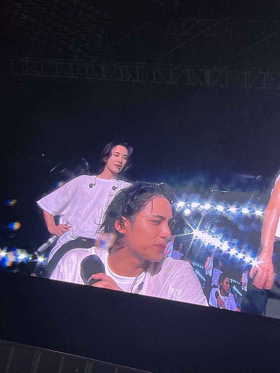 caprishuu's tweet photo. my first svt concert. september bantu temen war tp blm into svt. pas announce des addshow langsung sangat minat mau nonton. rela hujan2an dr jam 3 sore sampe jam 10 malem 😭 sangat tidak menyesal ☺️ https://t.co/CGPQhZwCby