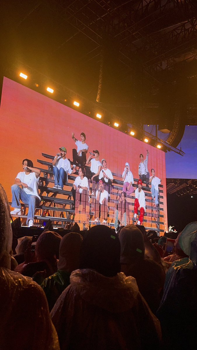 caprishuu's tweet photo. my first svt concert. september bantu temen war tp blm into svt. pas announce des addshow langsung sangat minat mau nonton. rela hujan2an dr jam 3 sore sampe jam 10 malem 😭 sangat tidak menyesal ☺️ https://t.co/CGPQhZwCby