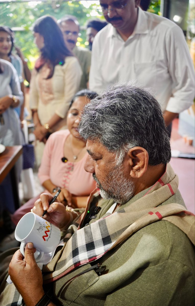 DKShivakumar's tweet photo. A morning that captures the spirit of Namma Kudla - young voices, big dreams and unmistakable local flavours ❤️

Started the day at Gandhi Square Cafe, meeting young creators and listening to their perspectives on Mangaluru, the city they love, the opportunities they see and the future they envision.

And what’s a Mangaluru morning without Mangaluru Buns, Goli Baje and Shavige Rasayana?

Fresh conversations, familiar flavours and a wonderful start to the day!