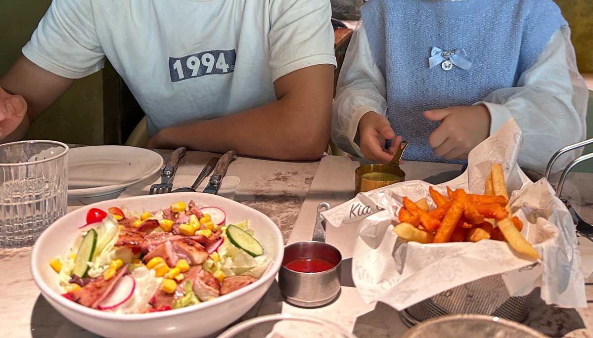 willd490714's tweet photo. Got caught stealing a fry from my person’s plate today—they pretended to be mad but snuck me an extra bite later https://t.co/FlJ2BDpa3l