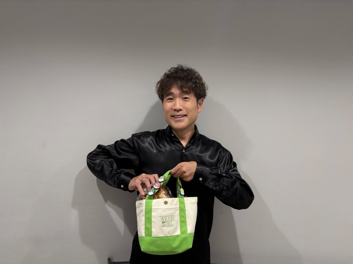 the_gospellers's tweet photo. ゴスペラーズ坂ツアー2026 “UNIVER5OUL”
　　　　　　＼グッズ紹介／

「ランチトートバッグ」

ロゴの刺繍がかわいい💚
生地が丈夫なトートバッグです👜
普段のお買い物や、パンを入れるバッグとしても大活躍✨

#ゴスペラーズ
#ゴスペラーズ坂ツアー2026
#UNIVER5OUL https://t.co/eYKZdq2vpb