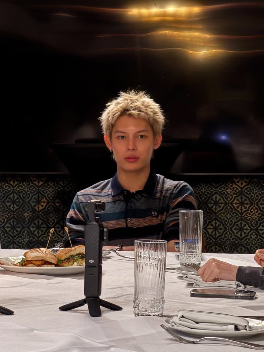 keonhosaur's tweet photo. #james meet the parents https://t.co/j3zVVtZsyN