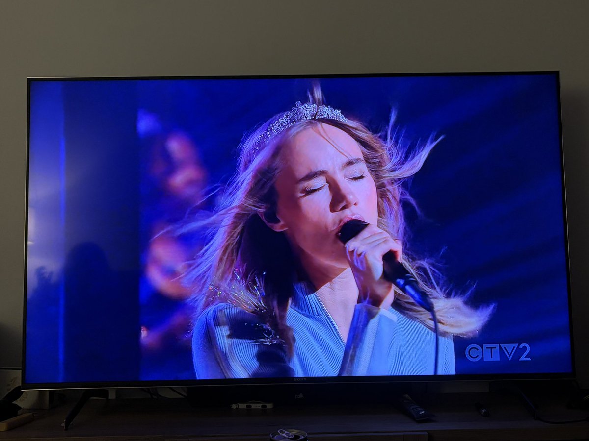 HelenaJesso's tweet photo. When you see her on tv and are seeing her in person in a day #sukiwaterhouse #loveland #weirdo #toronto https://t.co/w2rKMVdmoW