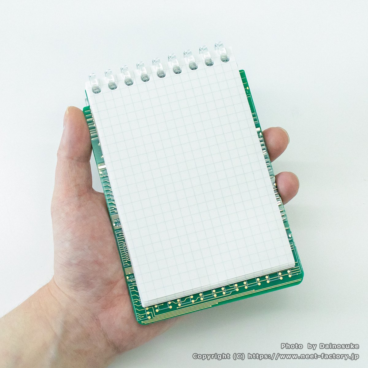 NEET_FACT0RY's tweet photo. 【商品情報】
基板リングメモ (4,500円 + 税)

表紙と裏表紙に本物の基板を使用したリングノートです。
用紙を束ねるリングは開閉可能。ページを使い切っても中身を入れ替えて繰り返しお使いいただけます。

お買い求めはこちら。
https://t.co/zV0QFlwbPC https://t.co/S3WYDKGzSy