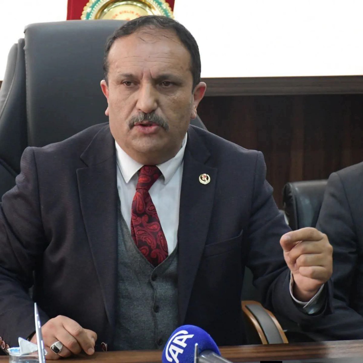 Ugurbulutbbp's tweet photo. Neymiş  “Ne Mutlu Türküm Diyene” sözünden rahatsız sızmış 
Ben, yıllarca askerimizi, polisimizi, öğretmenimizi, çocuklarımızı, gençlerimizi ve yaşlılarımızı hedef alan senin bir türlü  ses çıkaramadığın tepki koyamadığın PKK teröründen rahatsızım.

Evladını kaybeden annelerin gözyaşlarından, babaların yüreğindeki ateşten, şehit ailelerinin dinmeyen acısından rahatsızım.

Ne mutlu Türk’üm diyene’ ifadesi, milletimizin ortak paydasını yansıtan bir sözdür.

 Vatandaşımızın “Türküm” demesinden rahatsızlık duyulmasından ahatsızım.

Bu ülkenin ortak tarihini, ortak hafızasını ve ortak değerlerini sürekli tartışma konusu hâline getiren anlayıştan rahatsızım.

Ama özellikle şunu söyleyeyim:

Kürt vatandaşlarımdan rahatsız değilim.

Kürt benim kardeşimdir, komşumdur, akrabamdır, yeğenimdir, gelinimdir, damadımdır. Aynı sofraya oturduğumuz, aynı mahallede yaşadığımız, kız alıp verdiğimiz insanlardır.

Benim rahatsızlığım; Kürt’üyle, Türkmen’iyle, bu ülkenin bütün insanlarını birbirine düşman etmeye çalışanlardan.

Terörün yaptığı katliamlar karşısında sessiz kalan destekleyip kan üzerinden yıllarca siyaset yapanlardan rahatsızım.

Ben  çocuklarımızın, askerlerimizin, polislerimizin, öğretmenlerimizin ve sivillerimizin öldürülmesinden rahatsızım.

Hala aynısın dün eşkıya ile sarmaş dolaş bölücü idin bugünde siyasi bölücül��k yapanlar ile sarmaş dolaş 

Ben, bu ülkenin insanlarının arasına nefret ve düşmanlık sokulmasından rahatsızım.

Sen “Türküm” denilmesinden rahatsızlık duyabilirsin.

Ben, Kürt’üyle, Türkmen’iyle ve bu ülkenin bütün vatandaşlarıyla birlikte yaşadığımız ortak hayatın parçalanmak istenmesinden rahatsızım.
Benim rahatsızlığım yıllardır yaşanan acılardır
 Yıllarca kandan beslendin Şimdi de Kalkıp Barış guvercinliği oynamaya kalkıyorsun " Kapılar açık" Git Hangi kapılara hizmet ediyorsan  orda oyna

Velhasıl Emperyalistlerin emellerine hizmet eden "sırrını" Türk devletine değil de Küresel haydutlar ile paylaşan ve tek gayesi onlara hizmet olan lardan rahatsızım