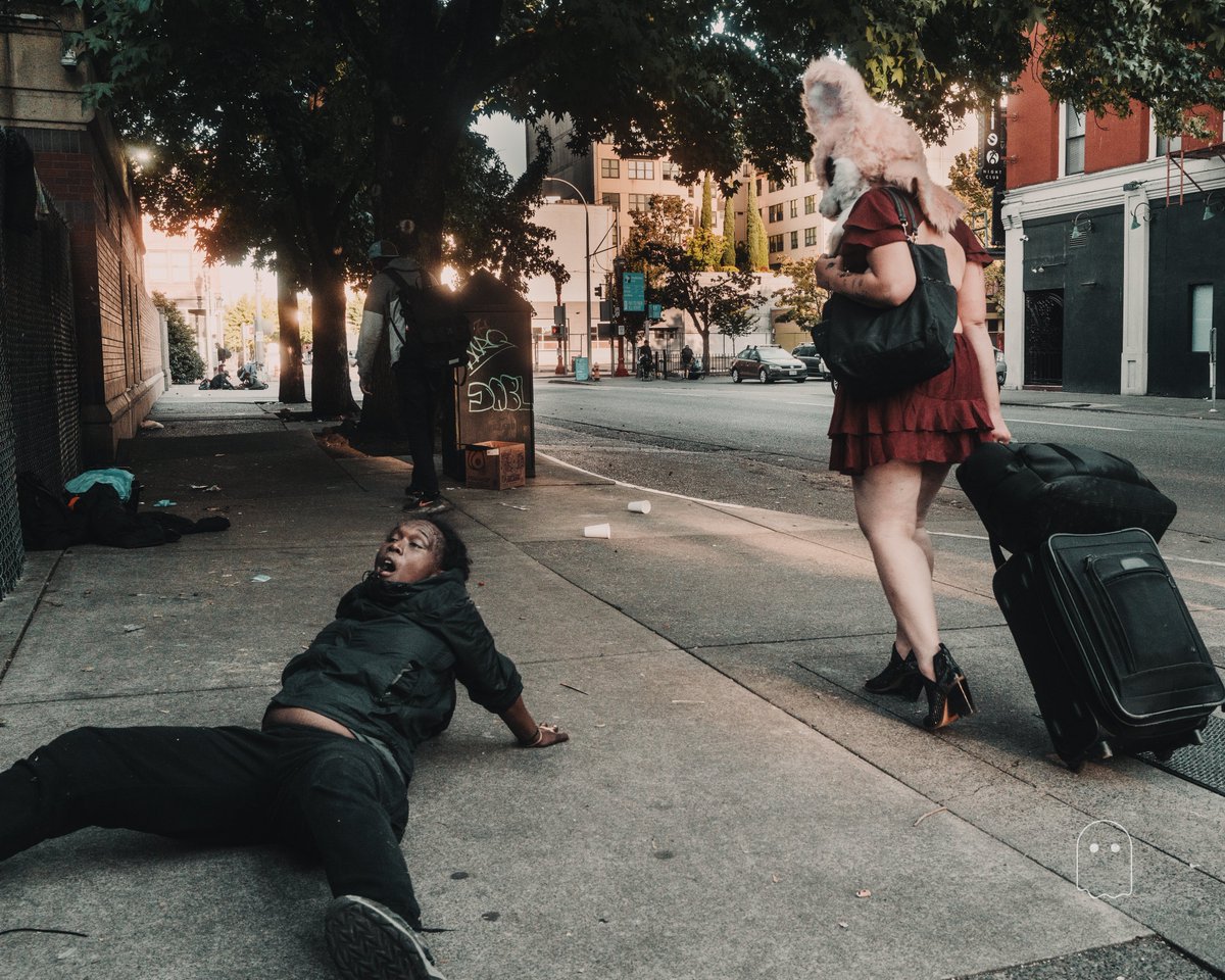 tarafaul503's tweet photo. Drug psychosis with a furry onlooker has to be one of the most Portland situations I've ever experienced

Within seconds of starting my walk I found her writhing and and flailing like she was on flacca next to the max train line. I called 911. She was still there an hour later banging her head against the sharps bin