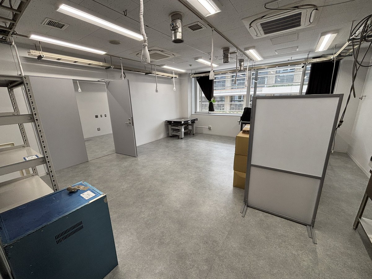 Meiji_nucl's tweet photo. 夏休み中に施行されていた工事が終わり、綺麗な研究室に生まれ変わりました😄 https://t.co/FYILAAkJMO