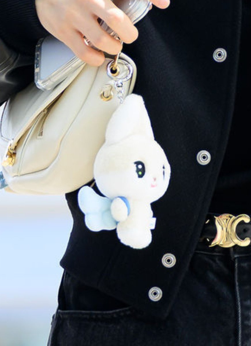 twsfeeds's tweet photo. hanjin with hanbbit plushie and it even has wings omg so cute https://t.co/C8fgZ0sDDK
