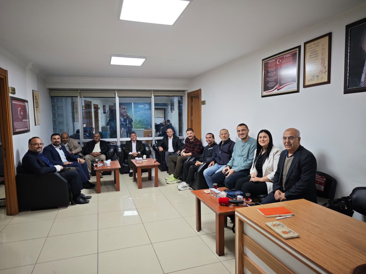 mrtarsy's tweet photo. Sabah saat 06 civarı... AK Parti Afyonkarahisar İl Başkanı Dr. Özgür Kavak, misafirlerini ağırlıyor... Sıradışı bir çalışma disiplini ve güleryüzlü sohbet... https://t.co/aqxjcQfA6v