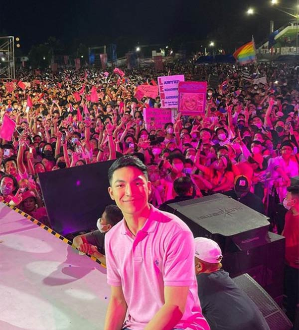 TitoTok88's tweet photo. Kaya si Darren talaga ang #TheVoice https://t.co/WKyRZvw5PO