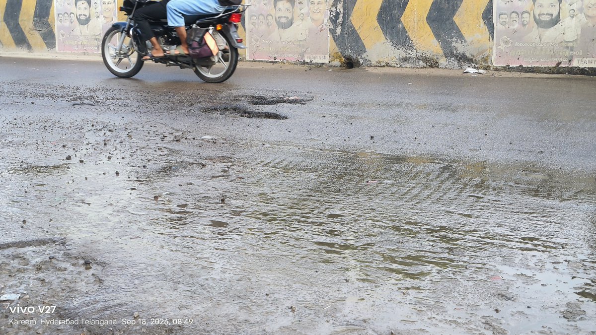 ReporterKareem's tweet photo. ఎల్లమ్మబండ హనుమాన్ టెంపుల్ వద్ద రోడ్డు పై పారుతున్న తాగు నీళ్ళు.
@HMWSSBOnline @hmwssbmgrbgyngr https://t.co/570aSEsVOG