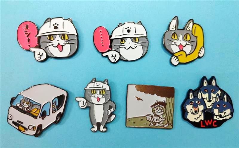 kumamine_mingei's tweet photo. 【新商品】
最後はこちらなのです😸👉
④ピンバッジ　全7種　770円(税込)
・仕事猫のピンバッジ
　ヨシ！・正面ヨシ！・軽バン・書店・・・・
・電話猫のピンバッジ
・いっぴき狼クラブピンバッジ

以上、新商品のお知らせでした！
モナジアナでの販売方法につては店舗アカウントにて告知がある予定ですのでそちらをご確認下さい〜。