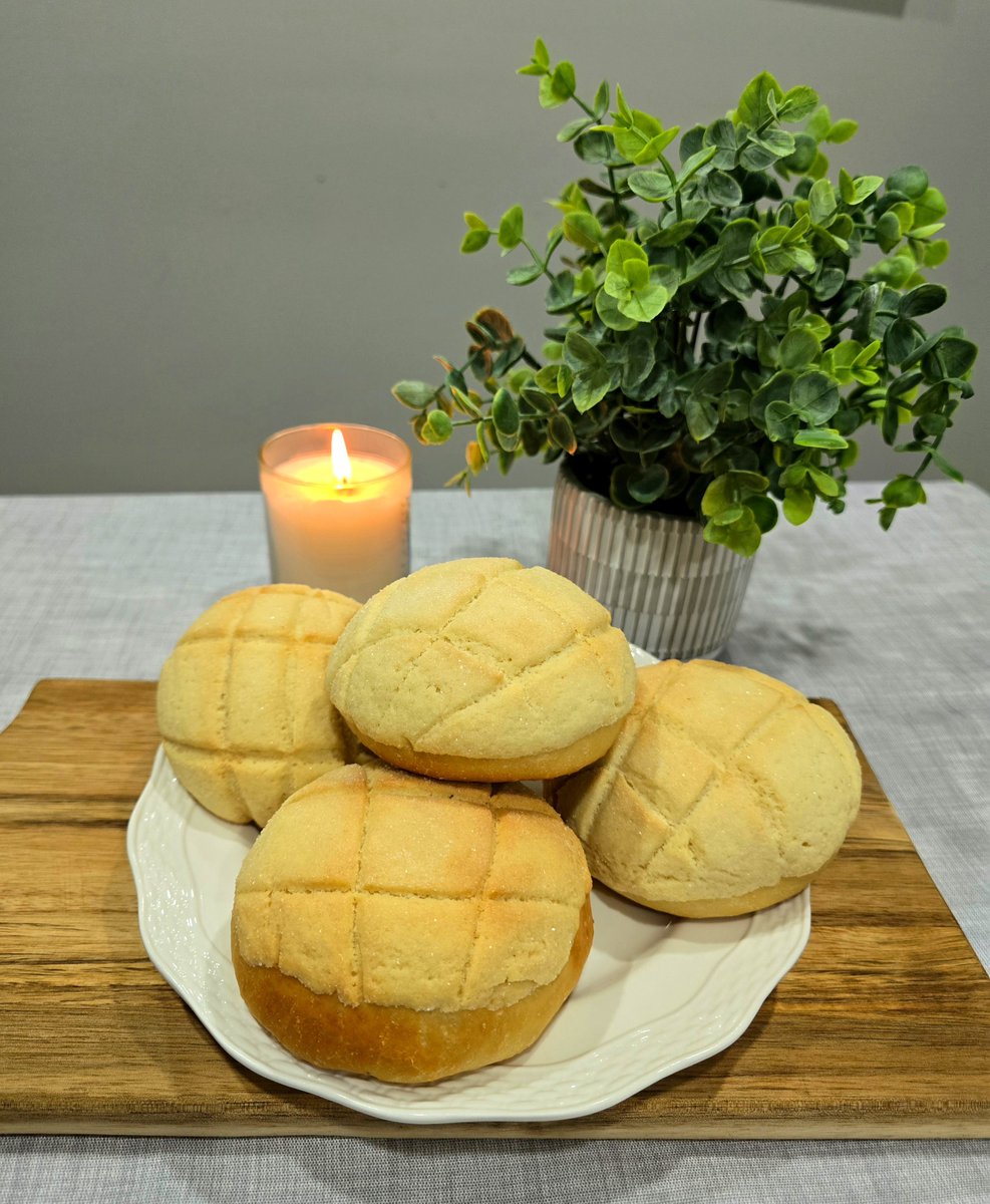 GonFreecss2130's tweet photo. I baked melon pan filled with homemade anko.🇯🇵
アンコ入りのメロンパン https://t.co/KE3ZcIiLdv