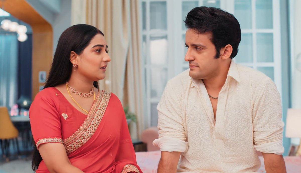 mononoaware2_'s tweet photo. I loved this scene! Radhika telling Veer her decision that she doesn't want their own kid ever because that might give Nia insecurities and fears because she's adopted, and Veer of course supported her decision 🤧 #LakshmiNiwas #LakshmiNivas #RaVeer https://t.co/ddAOLZK8EI