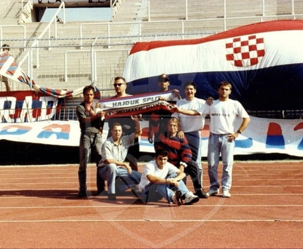 ultrasbenfica__'s tweet photo. 32 anos se passaram. 

𝑮𝑼𝑳𝑳𝑰𝑻, 𝑻𝑰𝑵𝑶 𝑬 𝑹𝑰𝑻𝑨, SEMPRE PRESENTES. 🕊️ https://t.co/DnJqpsVXPb